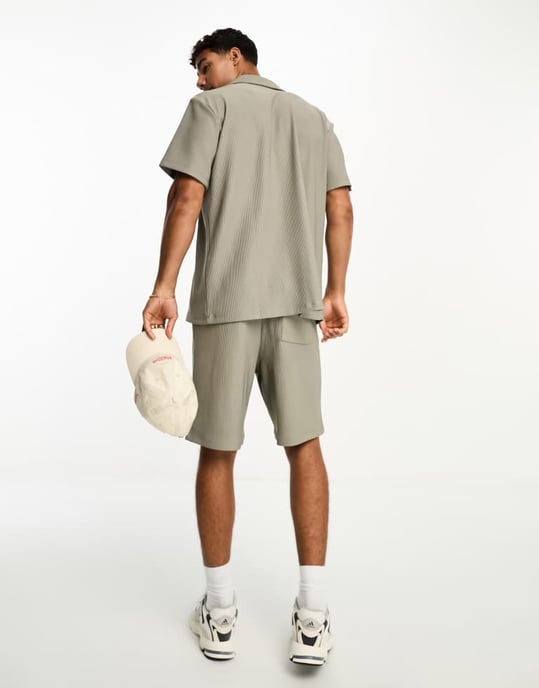 Selected Homme co-ord plisserade shorts i khaki - Image 3