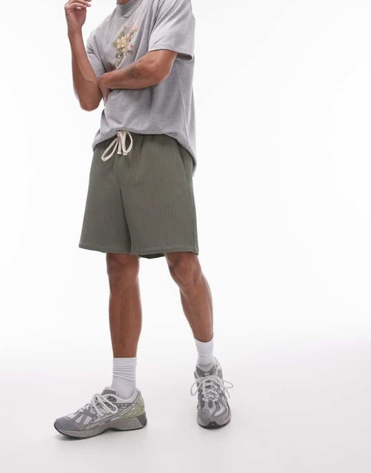 Topman plisserade shorts i khaki - Image 1