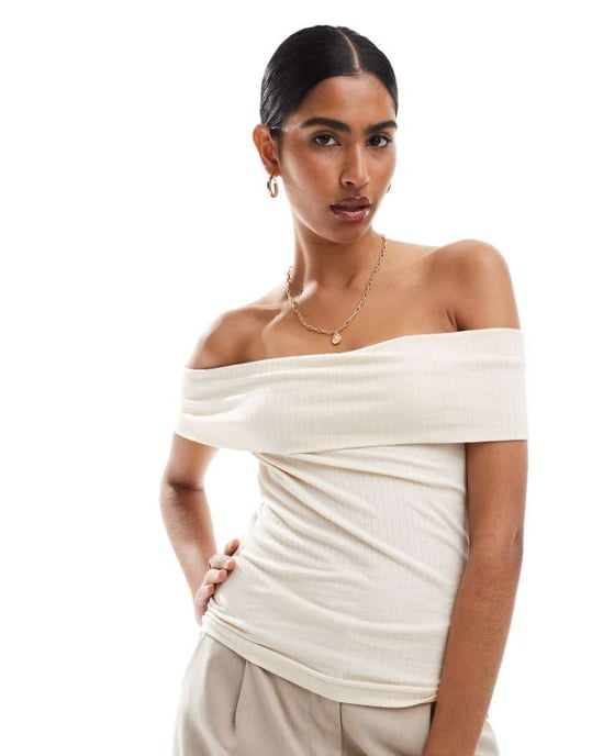 JDY off-shoulder topp i krämfärgad - Image 1