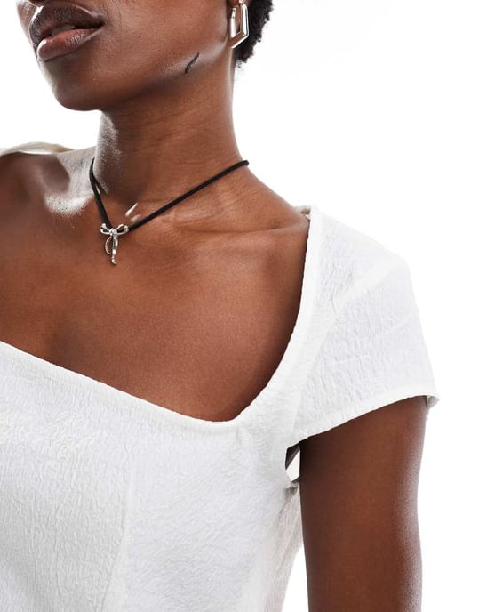 Monki kortärmad fyrkantig halsringning med öppen rygg topp i off-white - Image 4