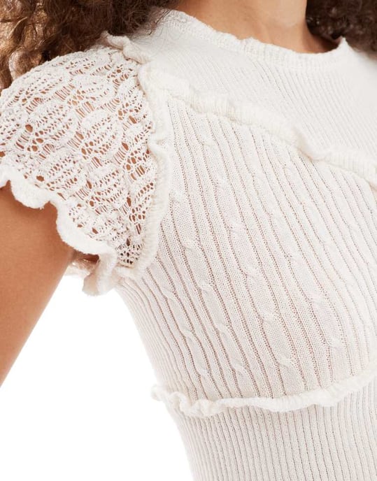 Monki stickad kortärmad croptopp med volangdetaljer i off-white - Image 2