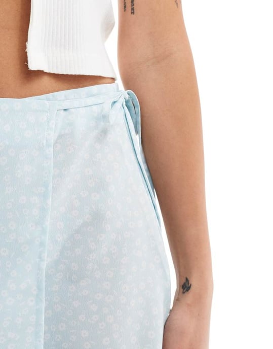 Monki mini omslagskjol med knytning i sidan i blått blommönster - Image 4