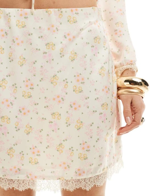 Något Nytt stylat av Claudia Bhimra vävd minikjol co-ord med spetsdetaljer i rosa mönstrad blommig - Image 3