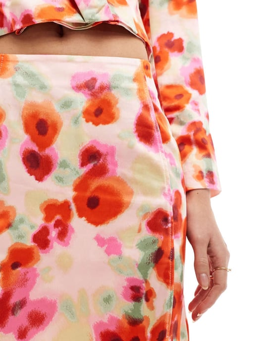 Vila satin mini kjol-set i poppy röd blommönster - Image 4