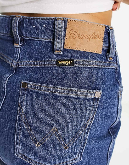 Wrangler hög midja momkjol i mellanblå denim - Image 3