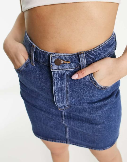 Wrangler hög midja momkjol i mellanblå denim - Image 4