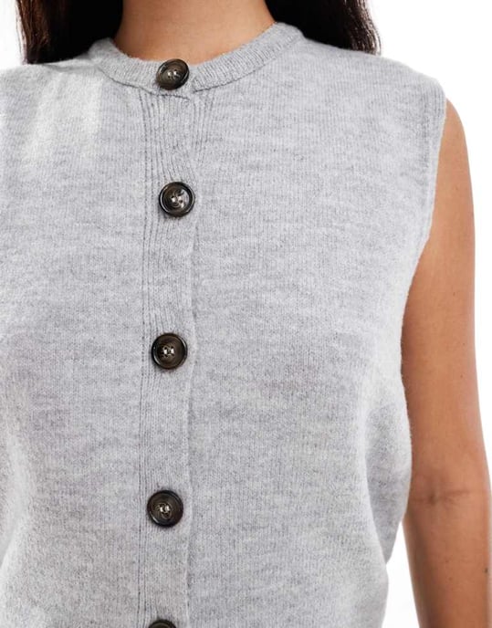 Vero Moda knappgenomgång ärmlös väst i ljusgrå melange - Image 3