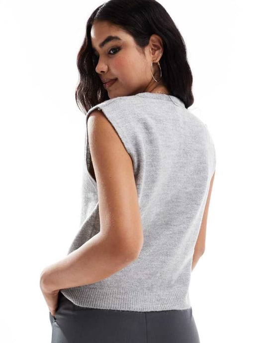Vero Moda knappgenomgång ärmlös väst i ljusgrå melange - Image 4