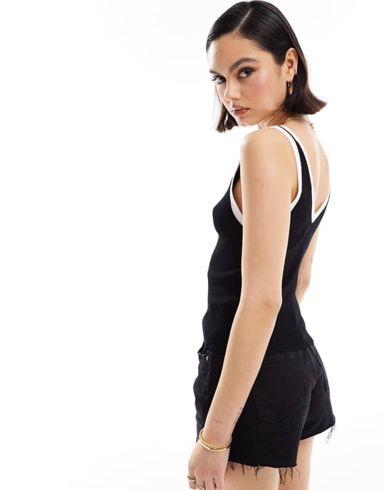 ASOS DESIGN stickad v-ringad väst i svart med kontrasterande vit kant - Image 4