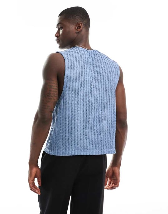 ASOS DESIGN texturerad t-shirt med knappkrage i beige - Image 4