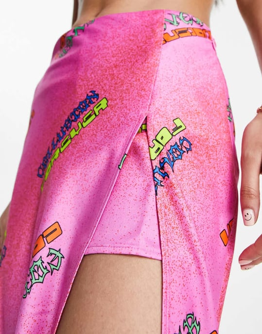 COLLUSION split detail collusion tryckt midi skort i rosa - Image 3