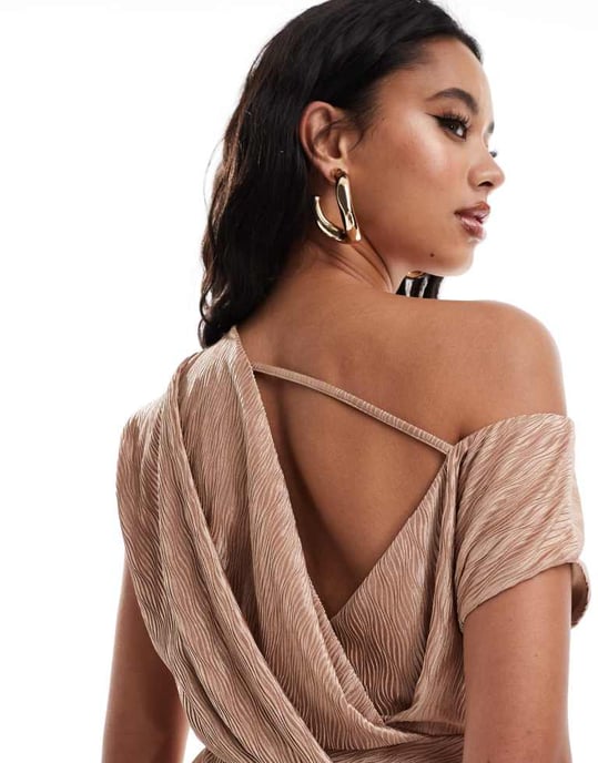 ASOS DESIGN chevron plisserad klänning med hög nacke och kappa bak i camel - Image 2