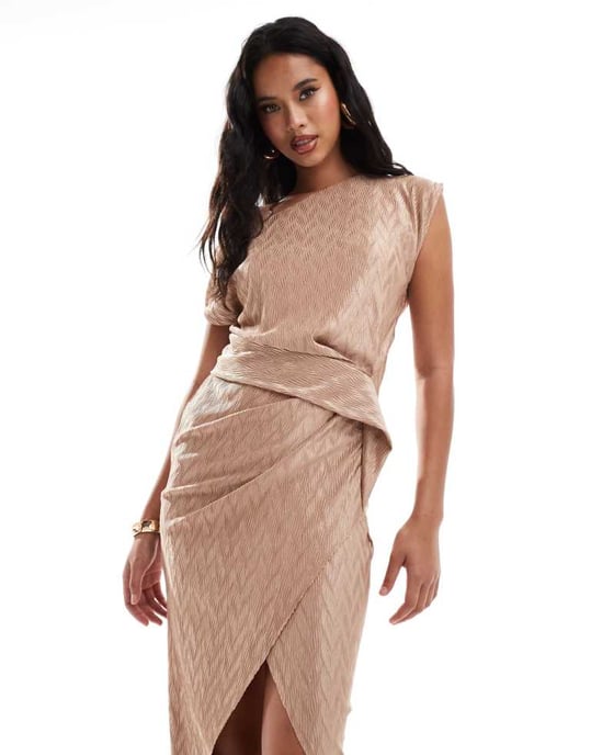 ASOS DESIGN chevron plisserad klänning med hög nacke och kappa bak i camel - Image 3