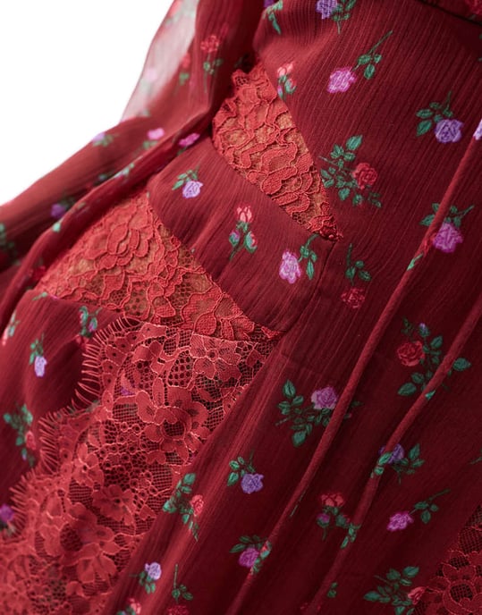 ASOS DESIGN Petite långärmad midi klänning med knyt framtill och spetsinsatser i bordeauxfärgad småblommig mönster - Image 3