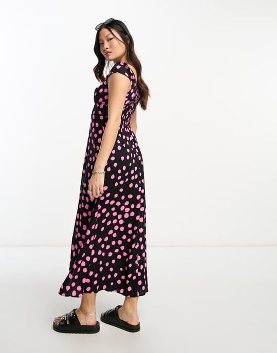 ASOS DESIGN Petite viskos klänning med hjärtformad halsringning och slits framtill i prickig mönster - Image 2