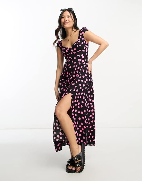 ASOS DESIGN Petite viskos klänning med hjärtformad halsringning och slits framtill i prickig mönster - Image 4