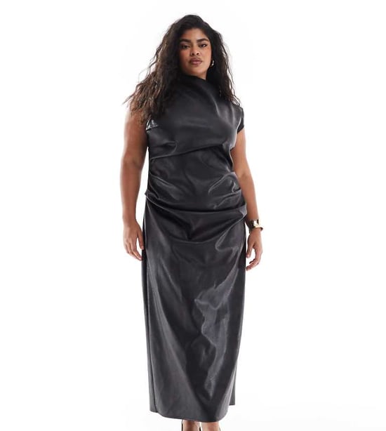 ASOS DESIGN Curve läderlook midi klänning med ruchingdetalj i svart - Image 1
