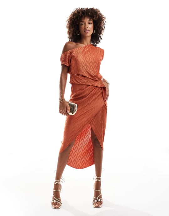 ASOS DESIGN chevron plisserad hög nack-midi klänning med kåkrygg i rostfärg - Image 2