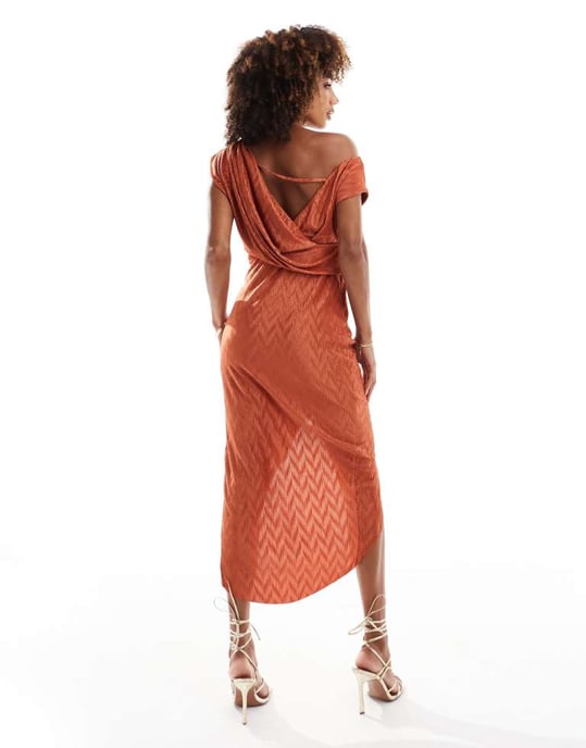 ASOS DESIGN chevron plisserad hög nack-midi klänning med kåkrygg i rostfärg - Image 4