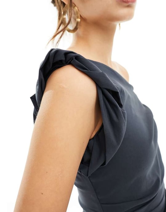 ASOS DESIGN bengaline axeltråds midi klänning med rynkad midja och tvistad axeldetalj i kolgrå - Image 3