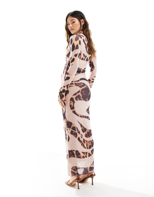 ASOS DESIGN långärmad midi-klänning med urklippt halsdetalj i snedvriden djurtryck - Image 3