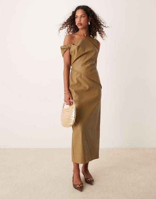 ASOS DESIGN midiklänning i läderlook med fallen axel och veckad midja i olivgrön - Image 1