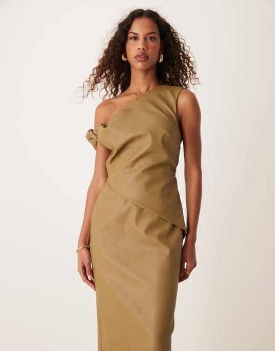 ASOS DESIGN midiklänning i läderlook med fallen axel och veckad midja i olivgrön - Image 2