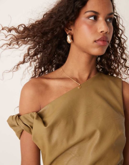 ASOS DESIGN midiklänning i läderlook med fallen axel och veckad midja i olivgrön - Image 3