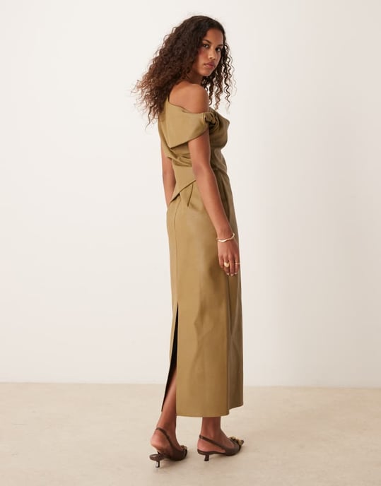 ASOS DESIGN midiklänning i läderlook med fallen axel och veckad midja i olivgrön - Image 4