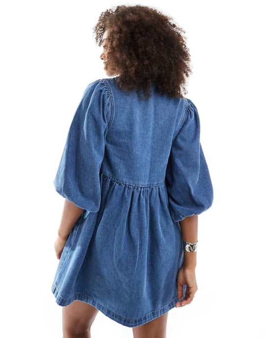 ASOS DESIGN denimbåge asymmetrisk klänning i mellanblå - Image 2