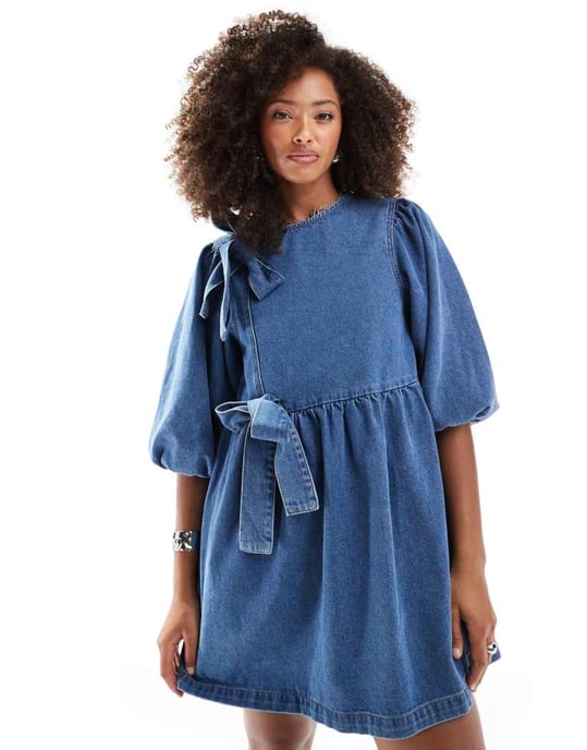 ASOS DESIGN denimbåge asymmetrisk klänning i mellanblå - Image 3