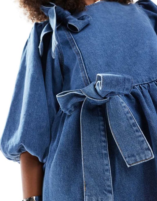 ASOS DESIGN denimbåge asymmetrisk klänning i mellanblå - Image 4