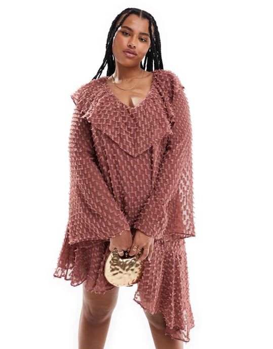 ASOS DESIGN Curve v-ringad asymmetrisk fåll dobby mini-klänning i rosa - Image 2