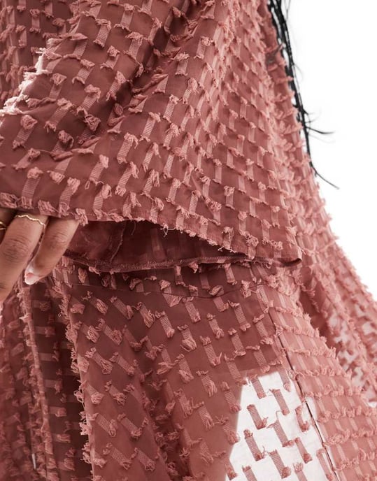 ASOS DESIGN Curve v-ringad asymmetrisk fåll dobby mini-klänning i rosa - Image 3