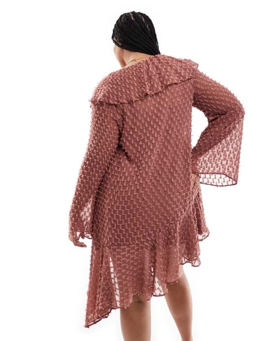 ASOS DESIGN Curve v-ringad asymmetrisk fåll dobby mini-klänning i rosa - Image 4