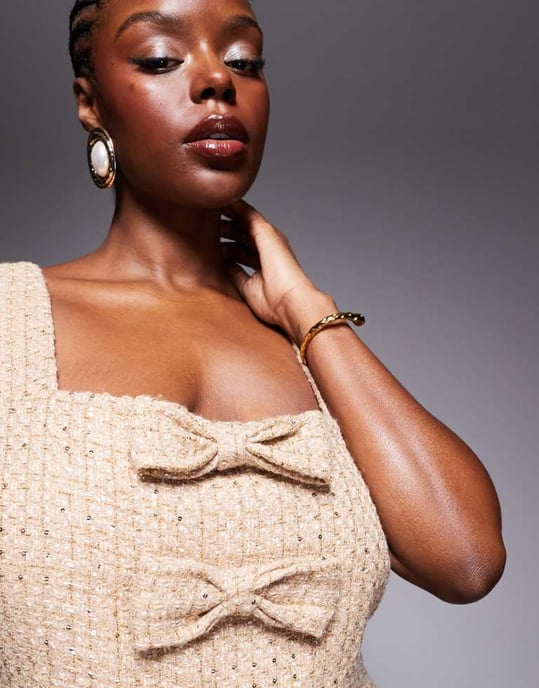 ASOS LUXE Curve utsmyckad boucle mini klänning i guld - Image 3