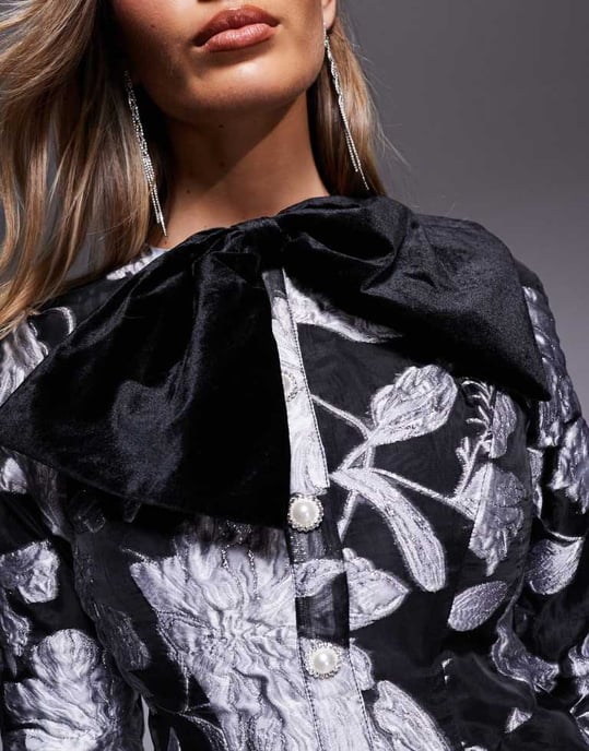ASOS LUXE jacquard långärmad mini klänning med sammetsslips och dekorerade knappar i monochrom blomsterprint - Image 4