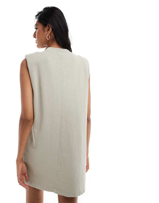 ASOS DESIGN 1960 tvättad axelvadd mini sweatshirtklänning i tvättad khaki - Image 4