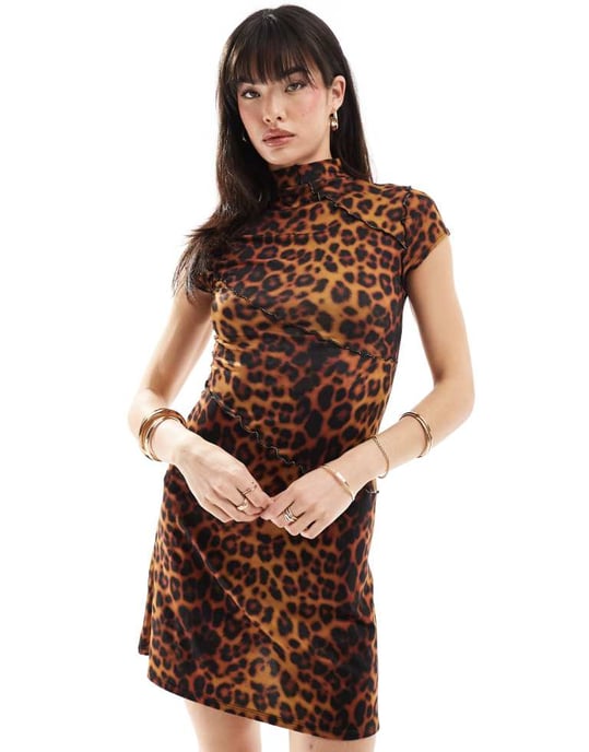 ASOS DESIGN mini-klänning med växt på halsringning och korta ärmar, med sömdetalj i djurmönster - Image 2