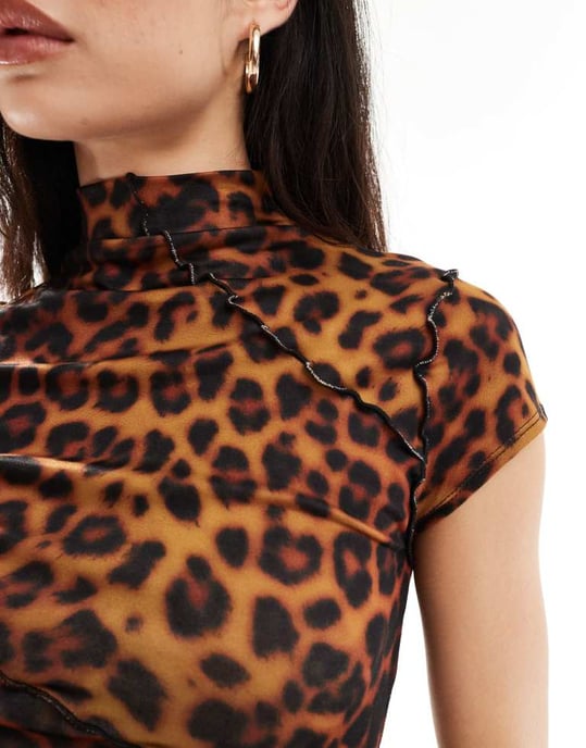 ASOS DESIGN mini-klänning med växt på halsringning och korta ärmar, med sömdetalj i djurmönster - Image 4