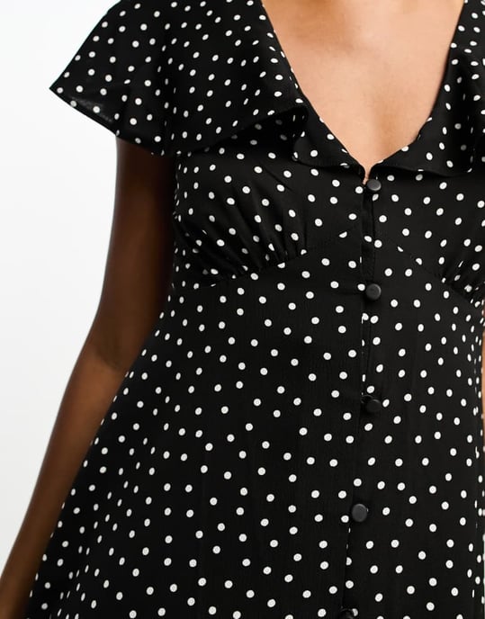 ASOS DESIGN Lång kjol med fjäderärmar och knoppar i monokrom prick. - Image 4
