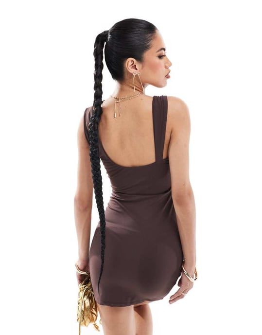 ASOS DESIGN skulpterande jersey asymmetrisk twist-front mini klänning i choklad - Image 2