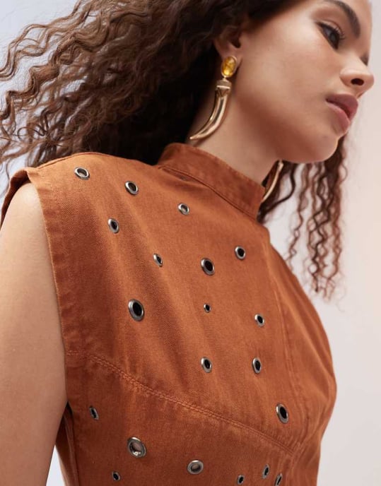 ASOS DESIGN acid wash twill miniklänning med ögla i tan - Image 3
