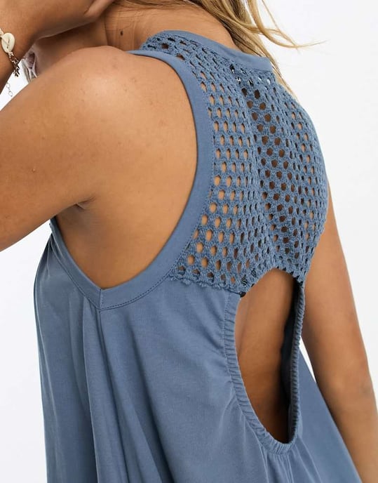 ASOS DESIGN ärmlös virkads hals mini-klänning i tvättad blå - Image 2