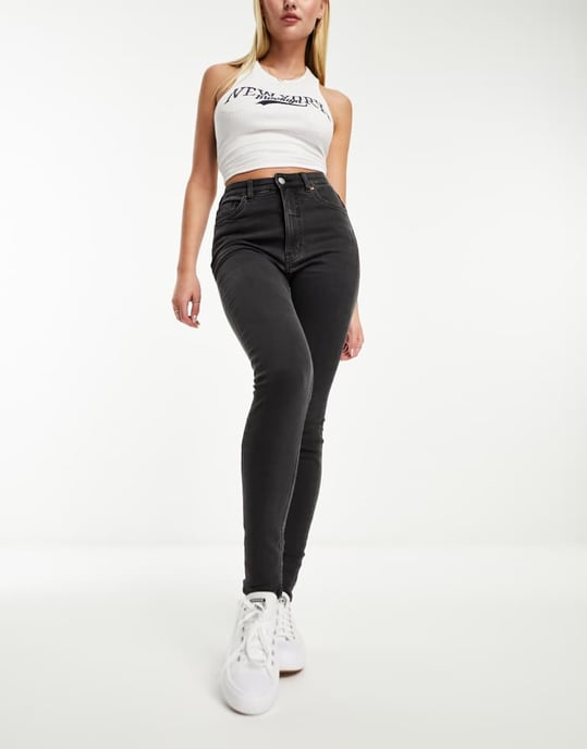 Monki Oki skinny jeans i tvättad svart - Image 2