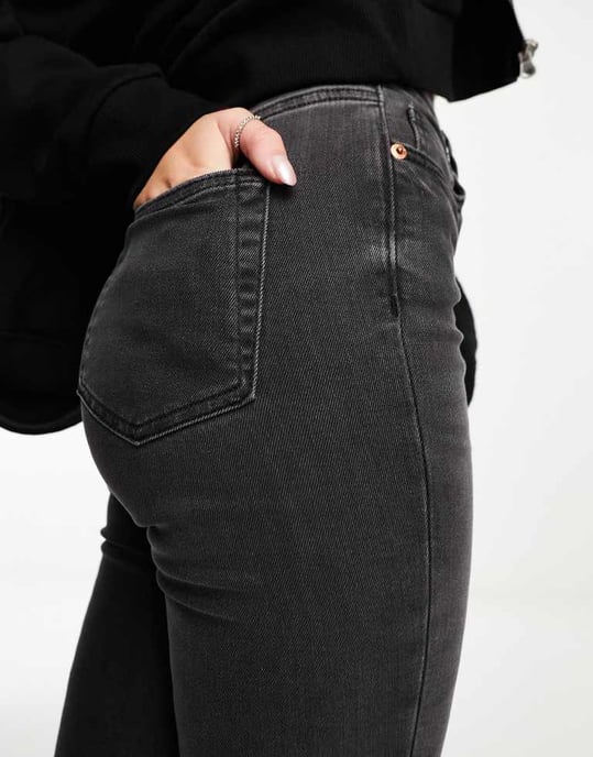 Monki Oki skinny jeans i tvättad svart - Image 3