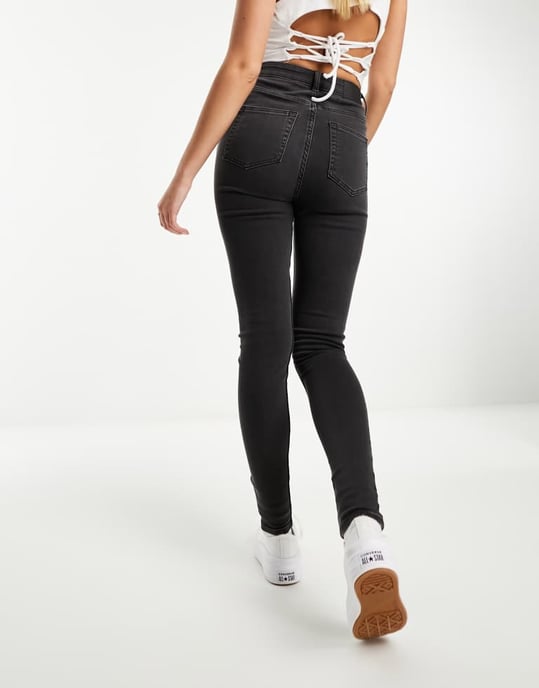 Monki Oki skinny jeans i tvättad svart - Image 4