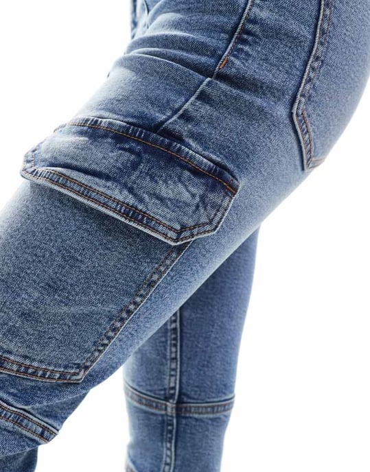 Miss Selfridge Petite cargoskinnjeans i medelblå tvätt - Image 2
