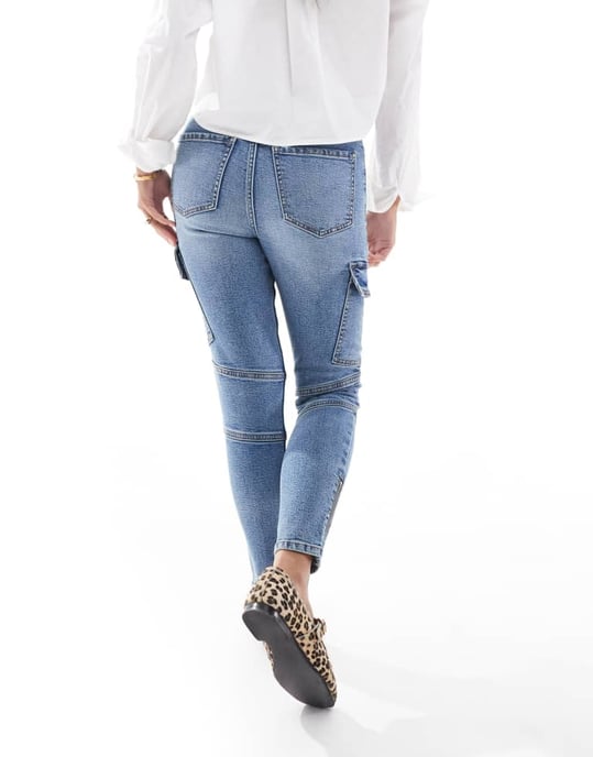Miss Selfridge Petite cargoskinnjeans i medelblå tvätt - Image 4