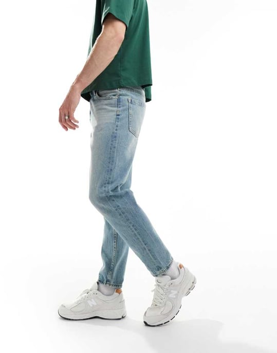 ASOS DESIGN tapered fit jeans med vintagefärg i ljusblå tvätt - Image 4